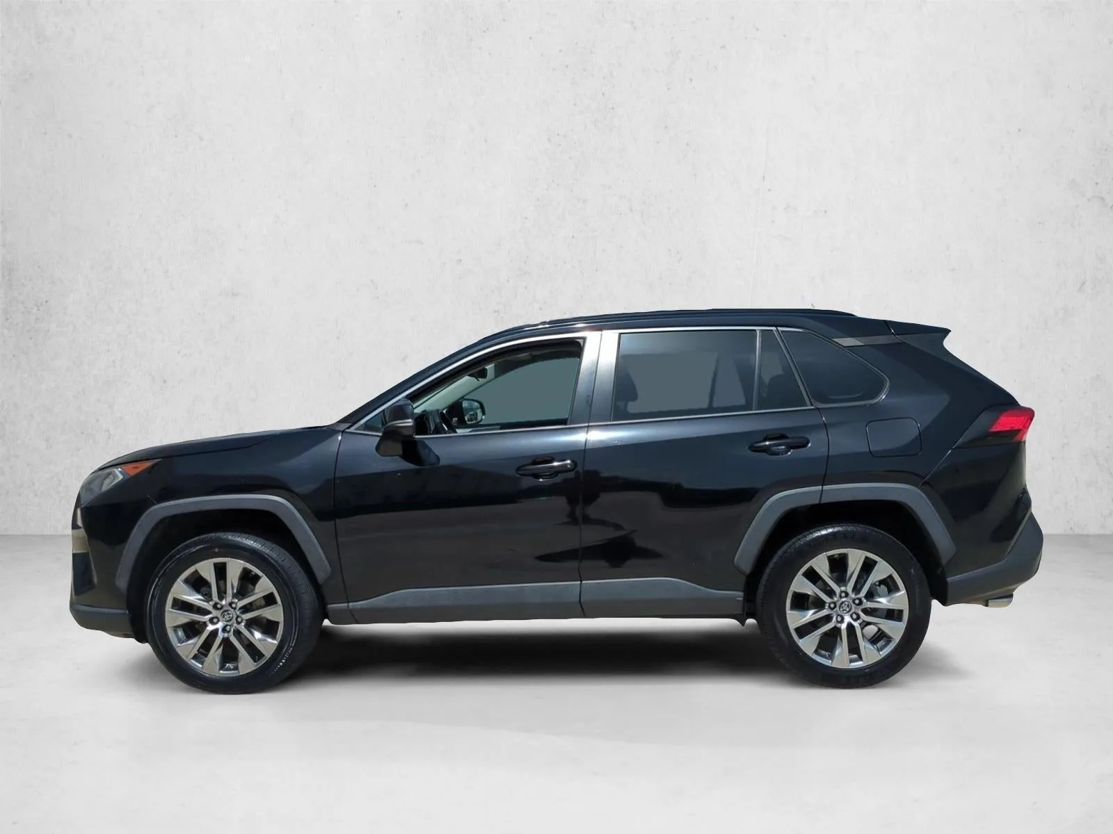 2019 Toyota RAV4 XLE Premium FWD (Natl) photo 9