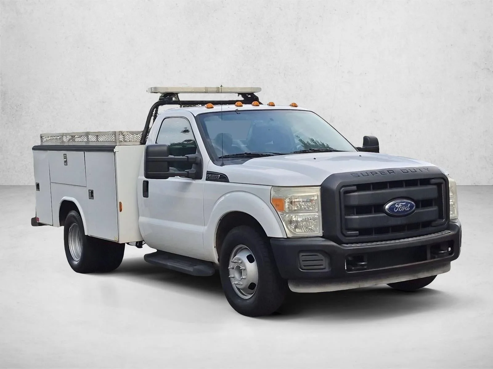 2016 Ford Super Duty F-350 DRW XL photo 3