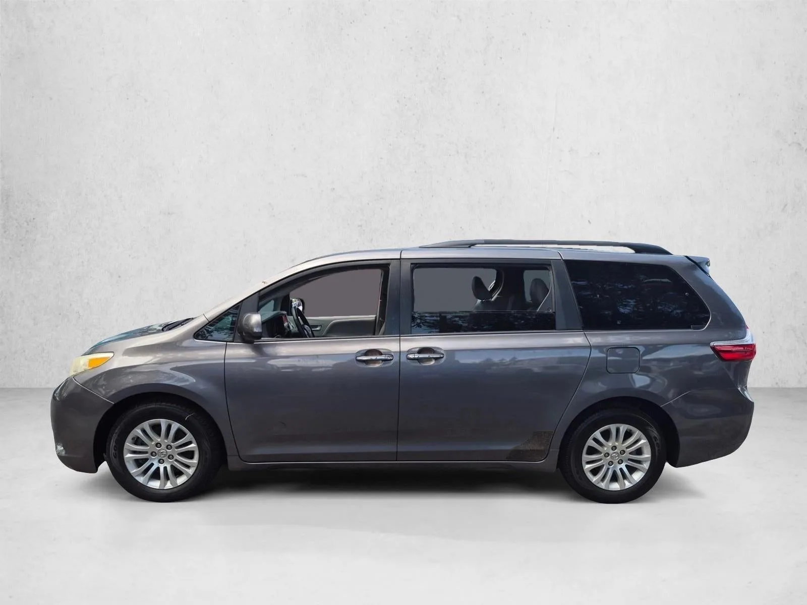 2017 Toyota Sienna XLE 8 Passenger photo 8