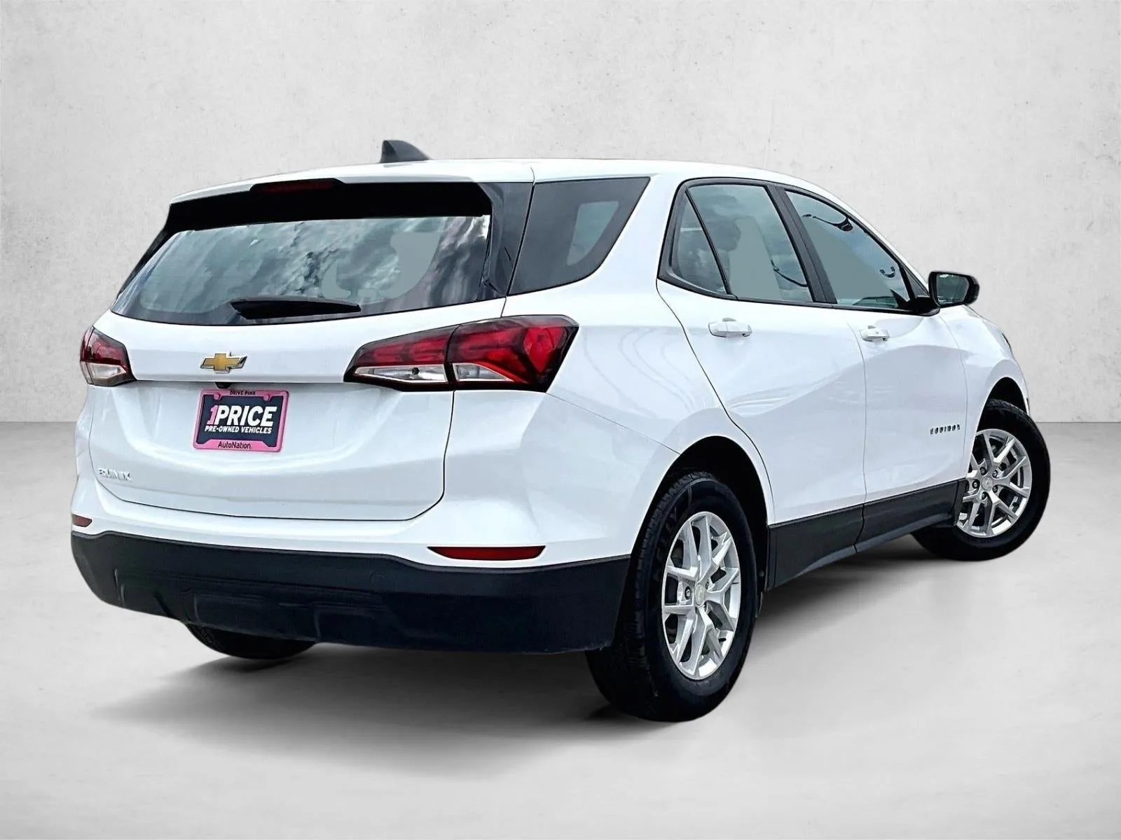 2023 Chevrolet Equinox LS photo 2