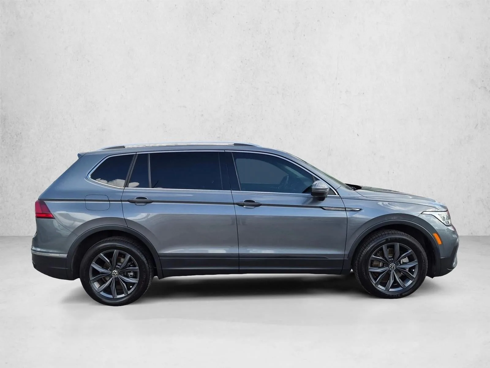 2023 Volkswagen Tiguan 2.0T SE FWD photo 4