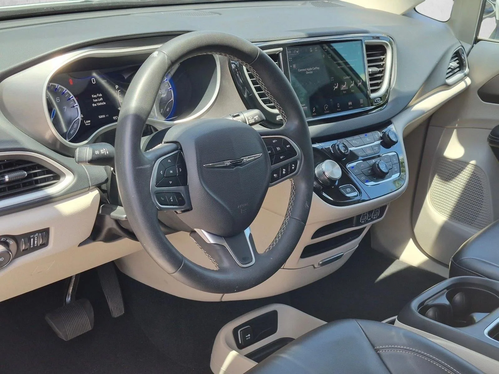 2023 Chrysler Pacifica Touring L FWD photo 10