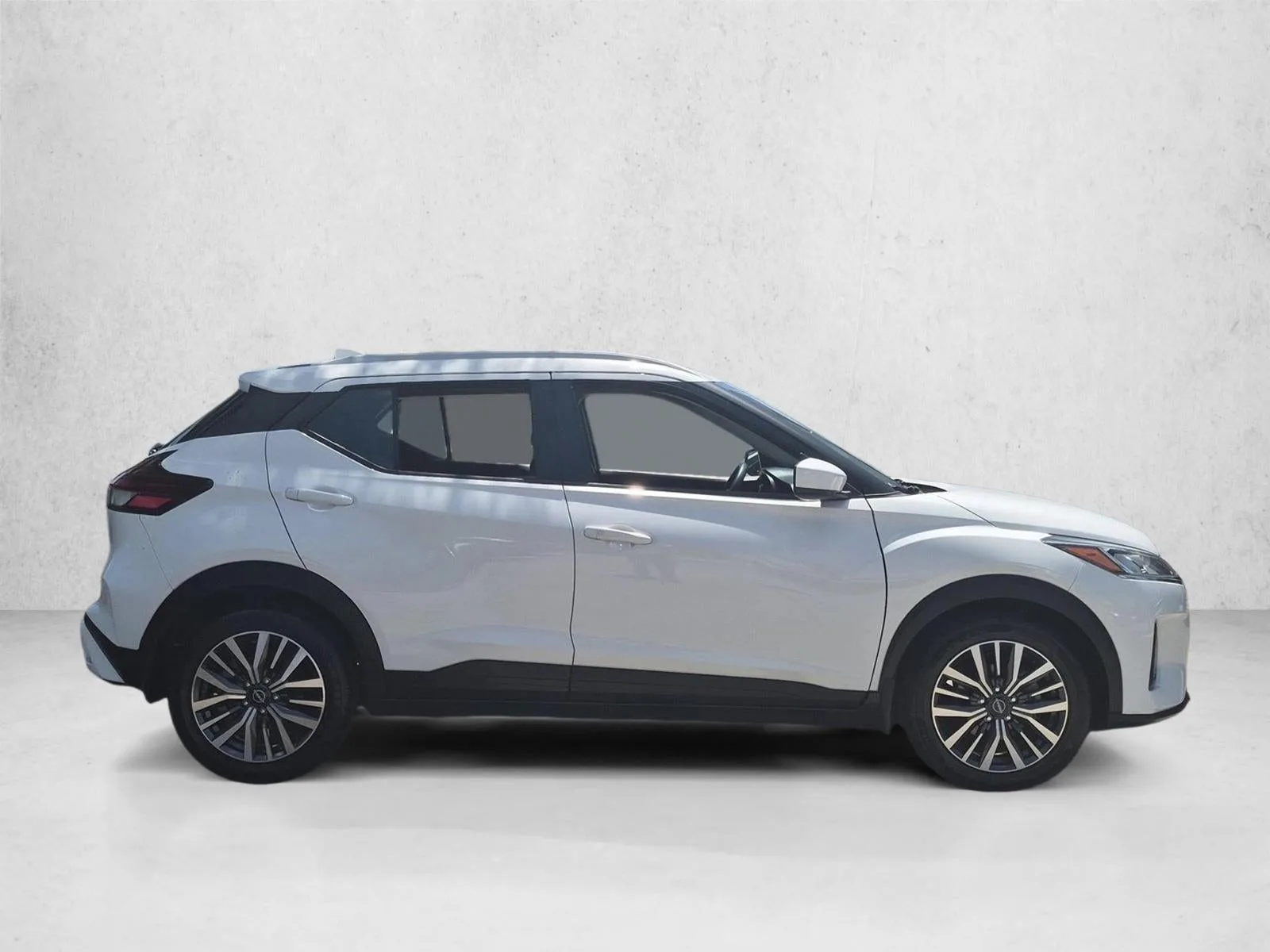 2022 Nissan Kicks SV FWD photo 4