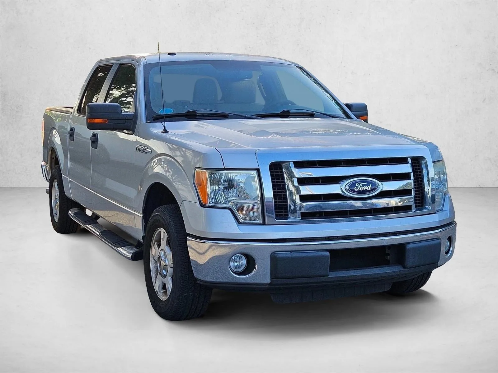 2010 Ford F-150 2WD SuperCrew 5-1/2 Ft Box XLT photo 3
