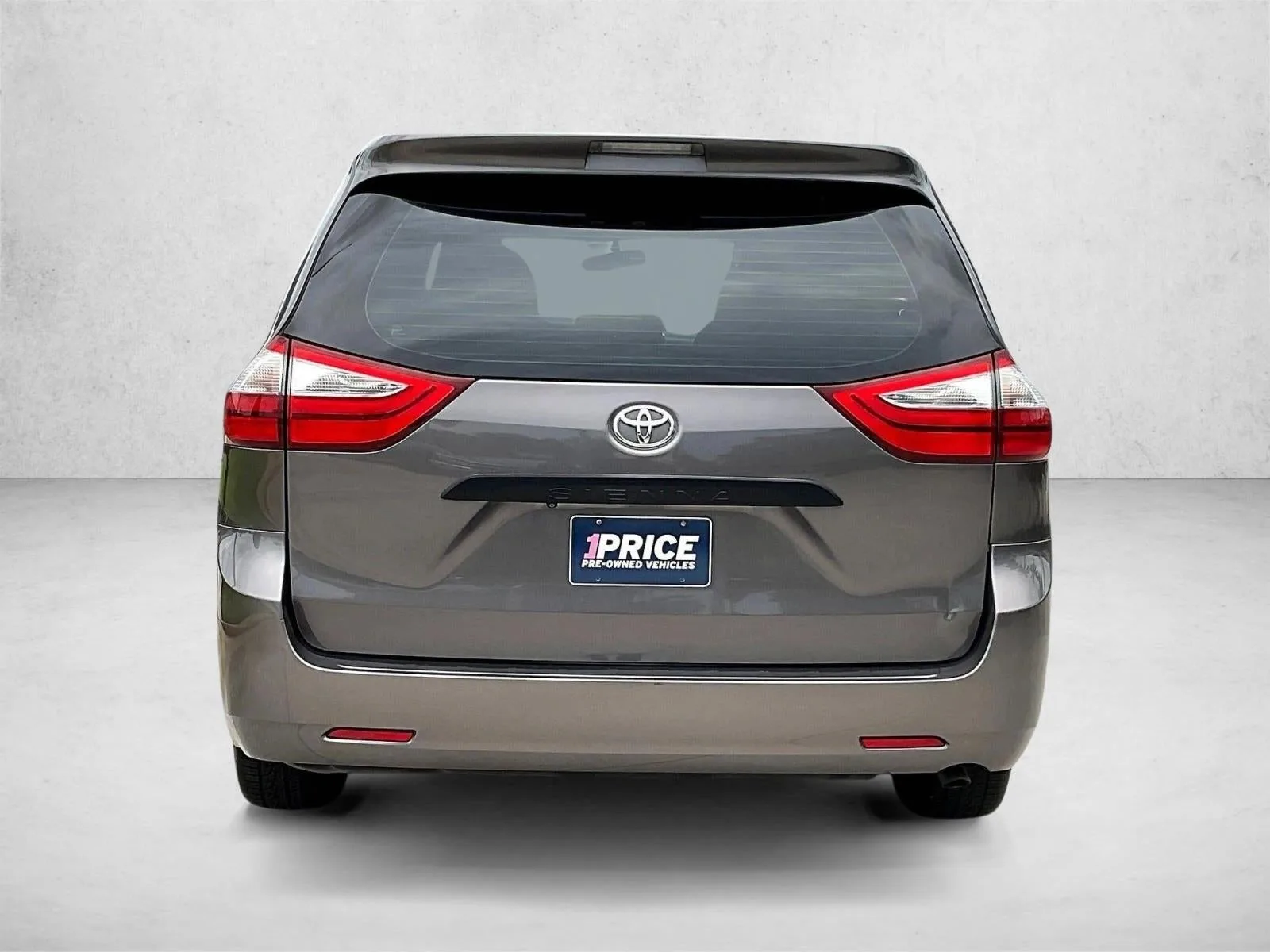 2017 Toyota Sienna L FWD 7-Passenger (Natl) photo 4