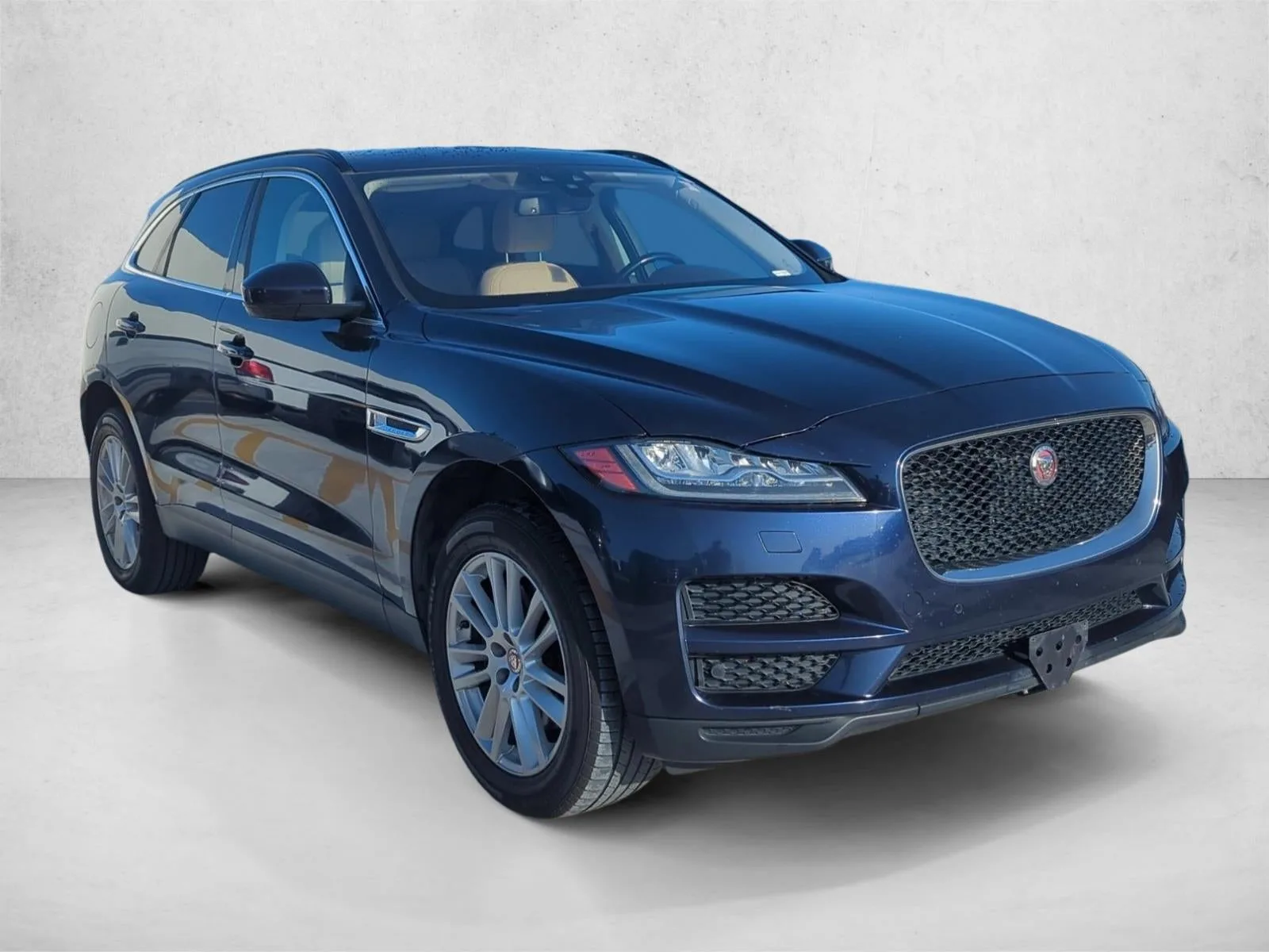 2017 Jaguar F-PACE 35t Prestige AWD photo 3