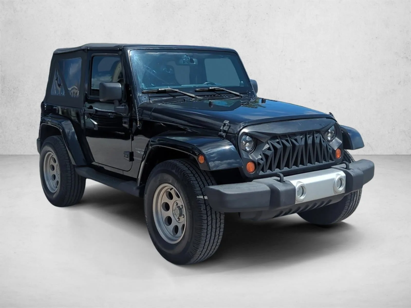 2013 Jeep Wrangler 4WD 2dr Sahara photo 3