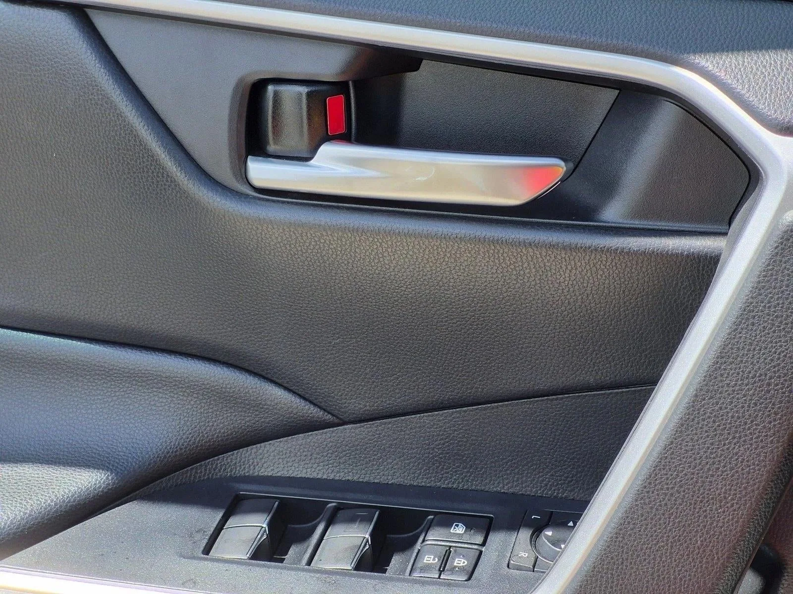 2021 Toyota RAV4 XLE Premium FWD (Natl) photo 2