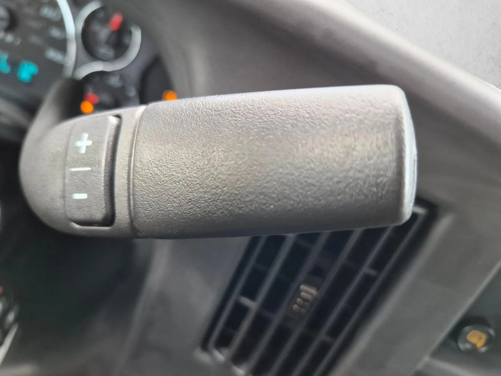 2025 Chevrolet Express Passenger 1LT photo 10