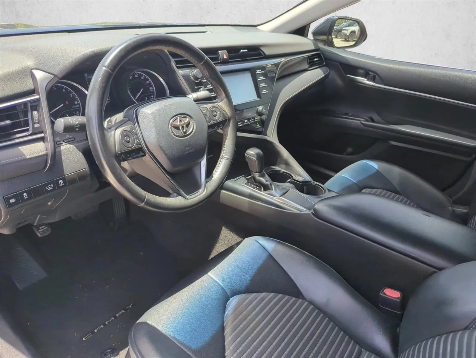 2019 Toyota Camry SE Auto (SE) photo 8