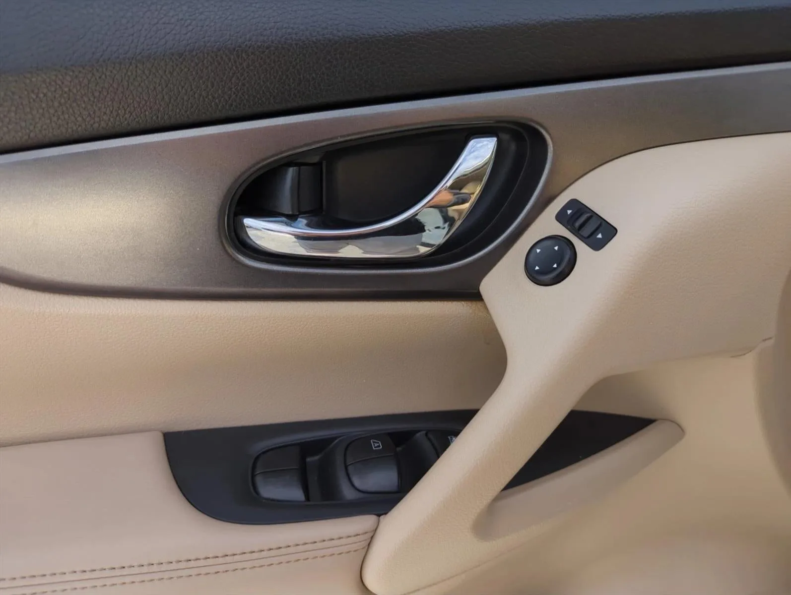 2016 Nissan Rogue FWD 4dr SV photo 11