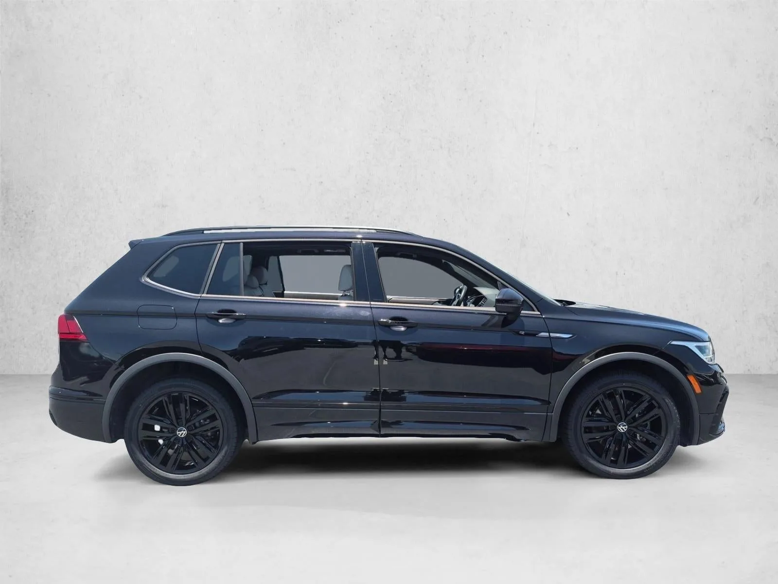 2022 Volkswagen Tiguan 2.0T SE R-Line Black FWD photo 4