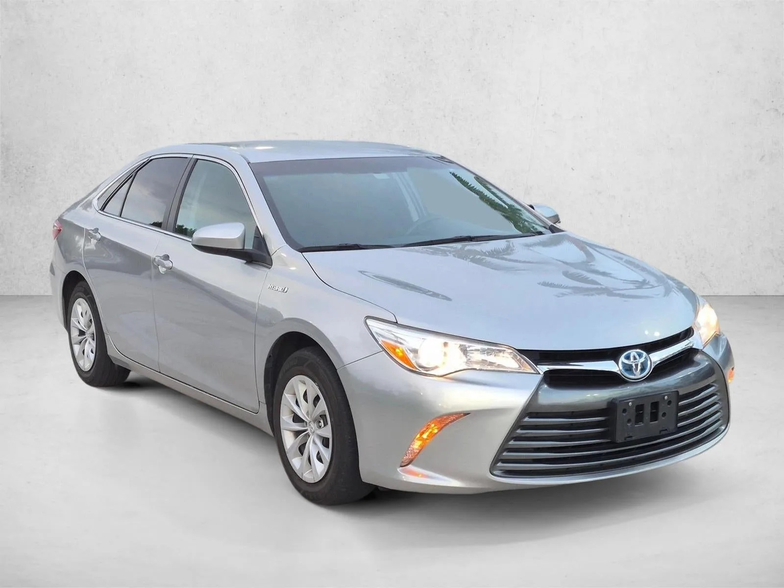 2017 Toyota Camry Hybrid LE CVT (Natl) photo 3