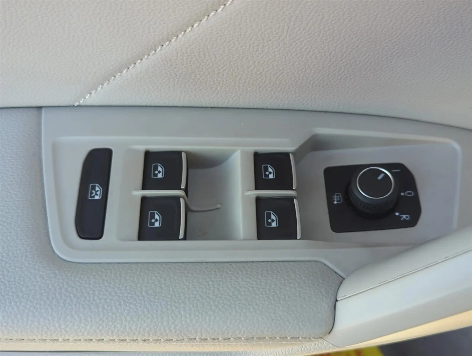 2022 Volkswagen Tiguan 2.0T SE FWD photo 8
