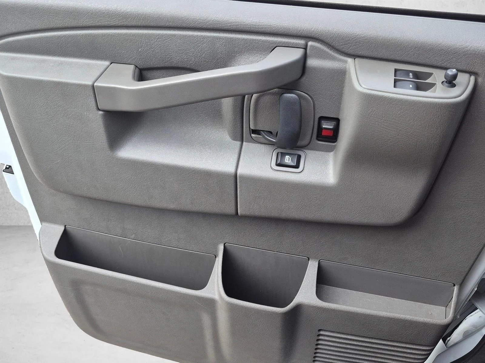 2024 Chevrolet Express Passenger 3500 1LT photo 11