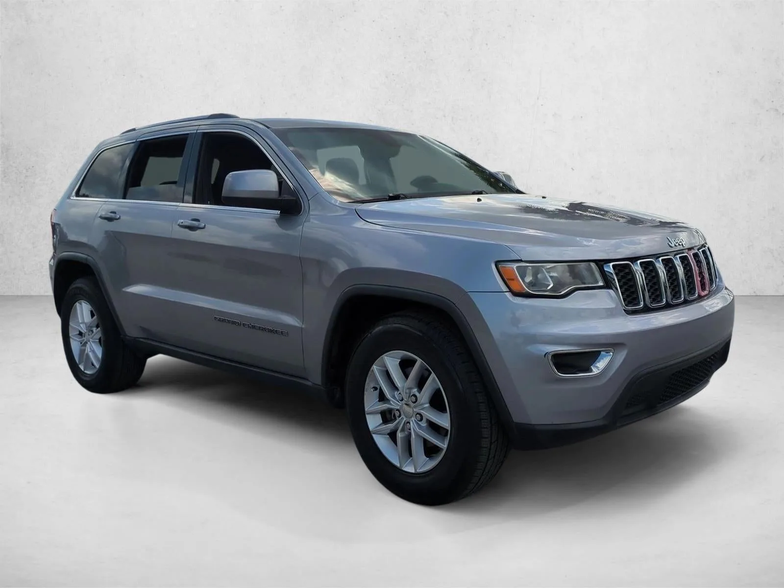 2017 Jeep Grand Cherokee Laredo 4x2 photo 3