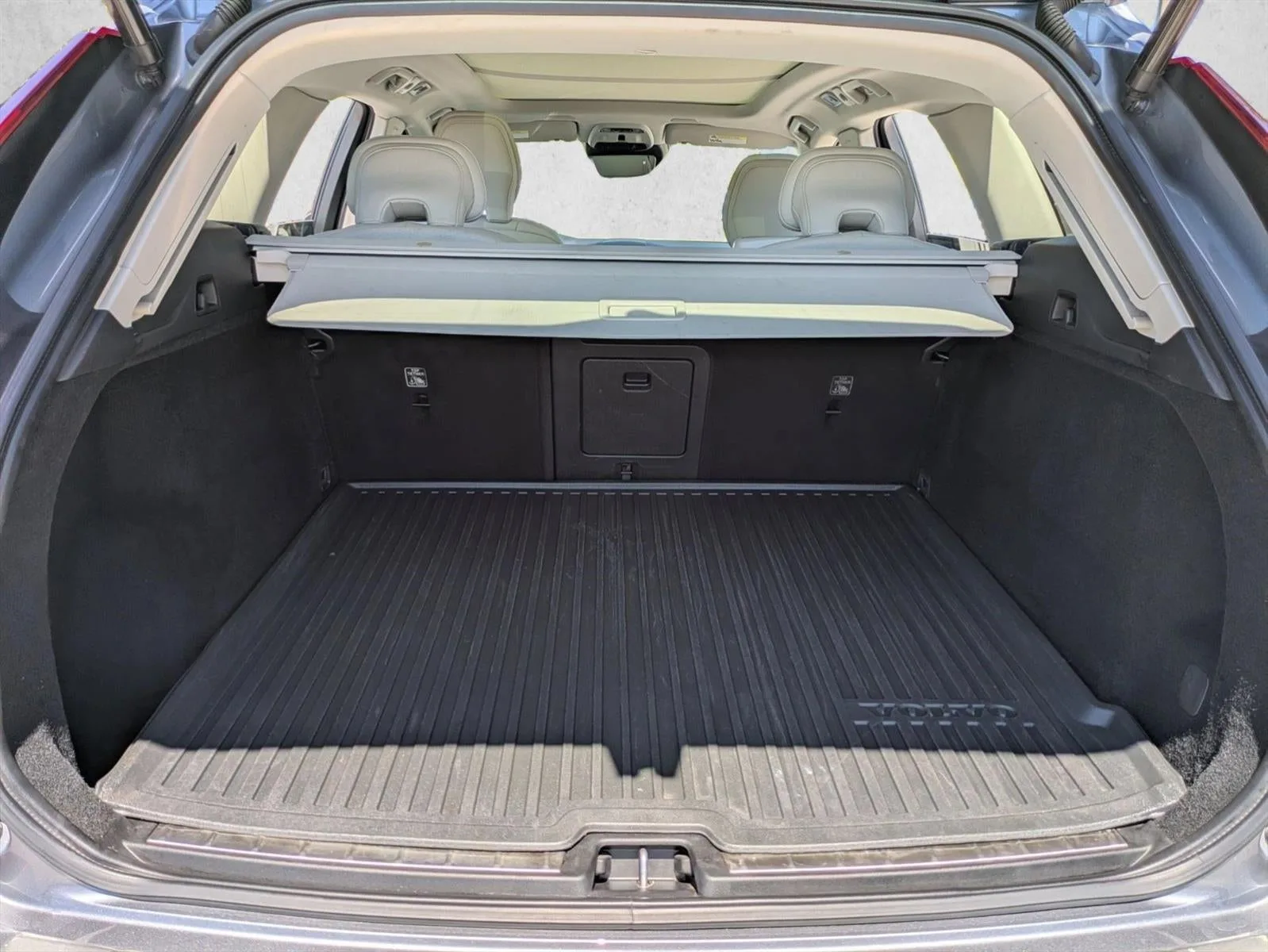 2021 Volvo XC60 T5 FWD Momentum photo 6