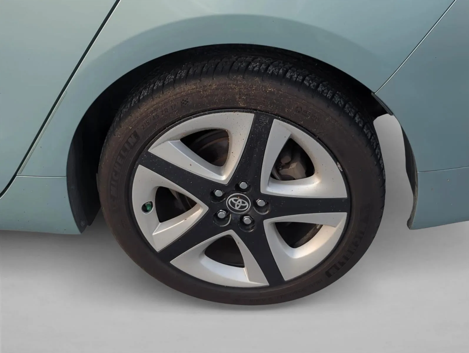 2017 Toyota Prius Three Touring (Natl) photo 8