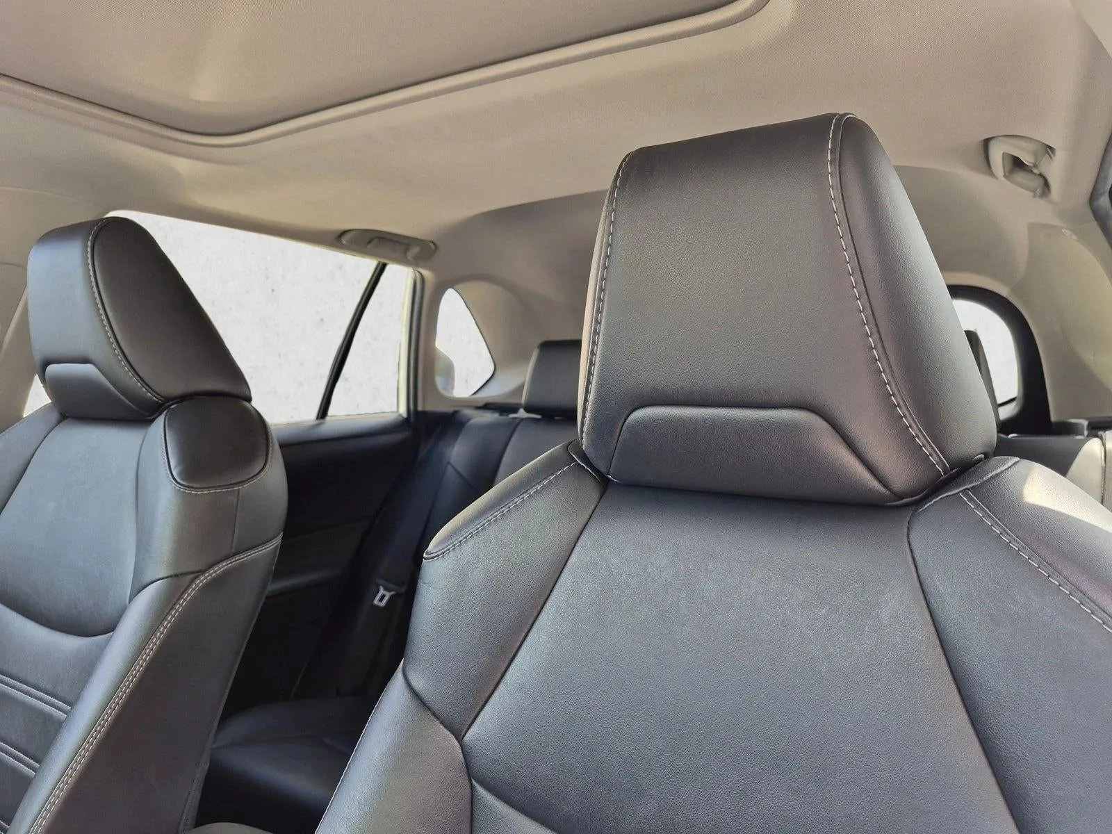 2021 Toyota RAV4 XLE Premium FWD (Natl) photo 5