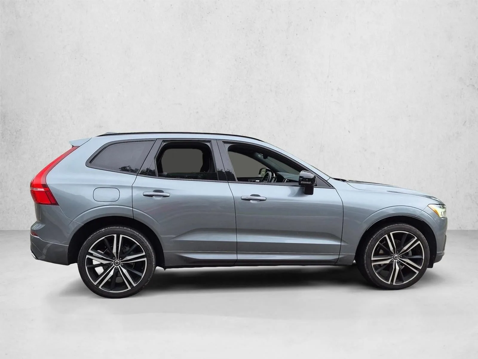2020 Volvo XC60 T5 FWD R-Design photo 4
