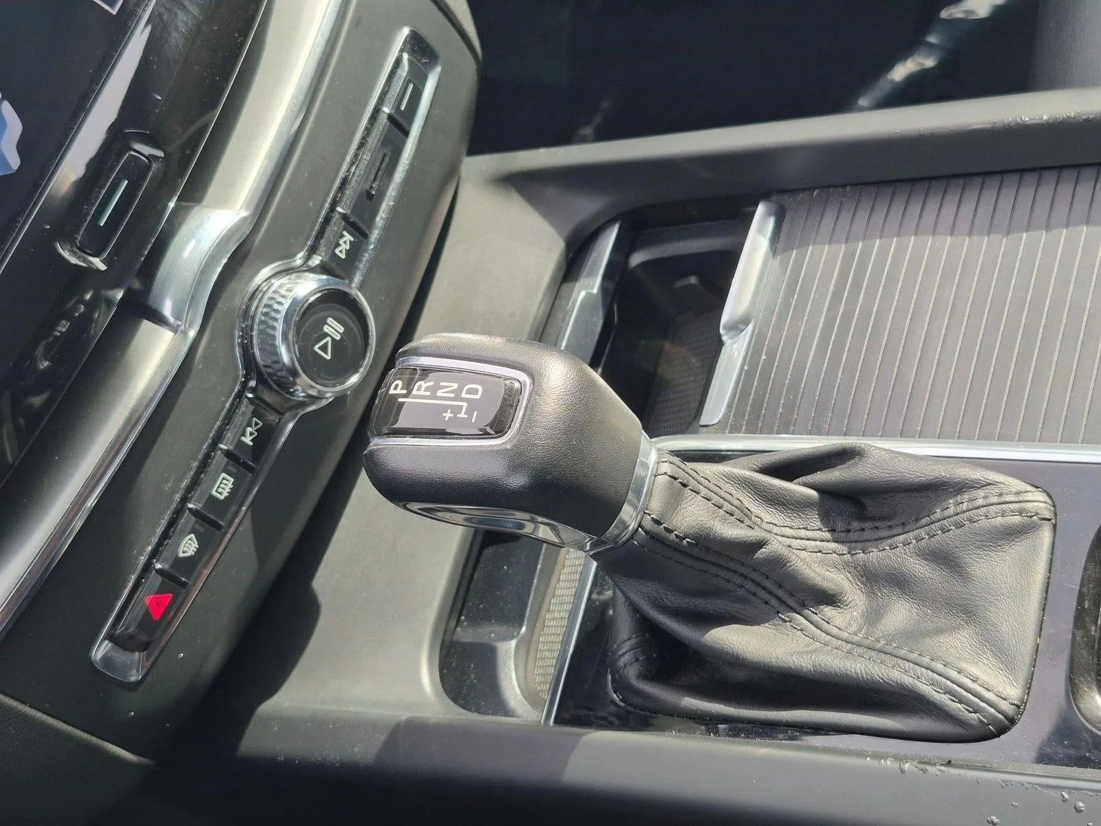 2019 Volvo XC60 T5 Momentum photo 12