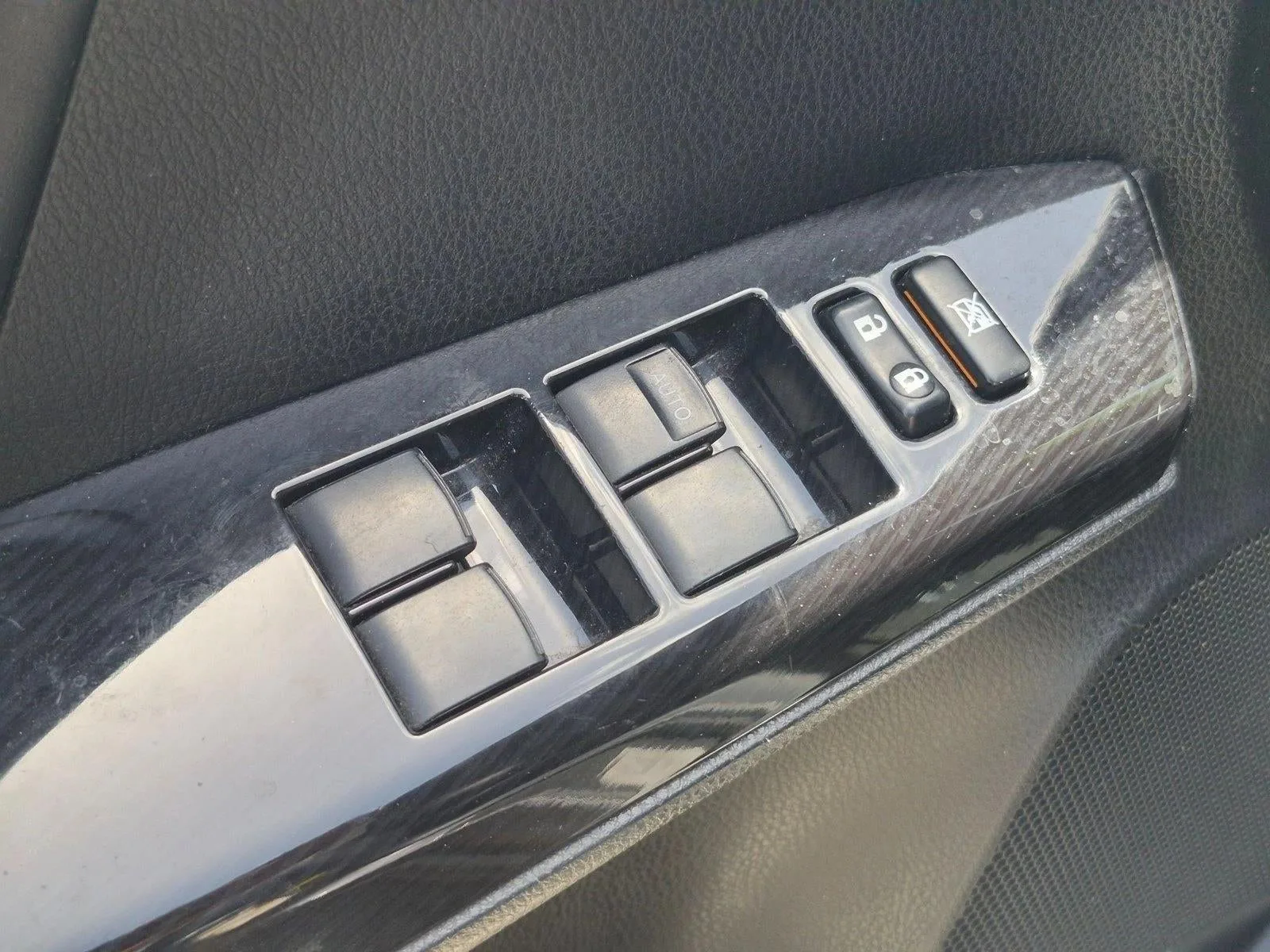 2016 Toyota RAV4 SE photo 5