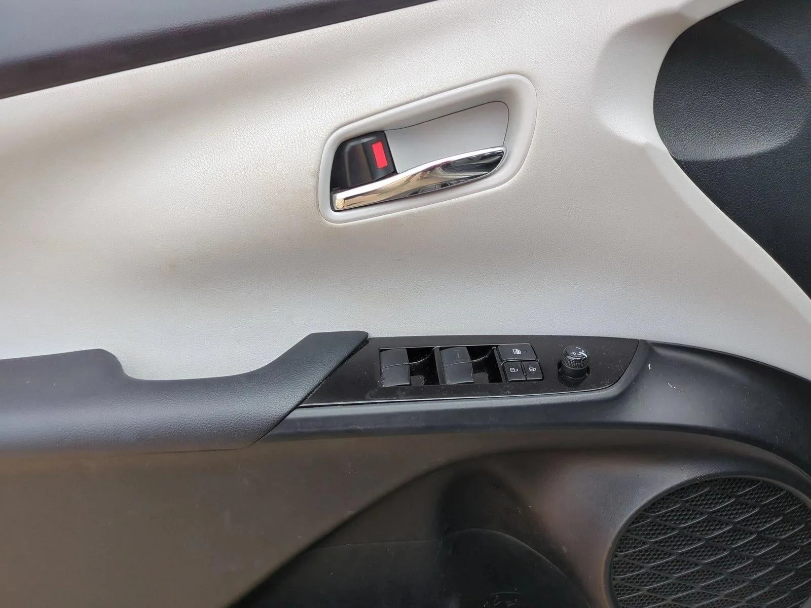 2022 Toyota Prius Limited (Natl) photo 11