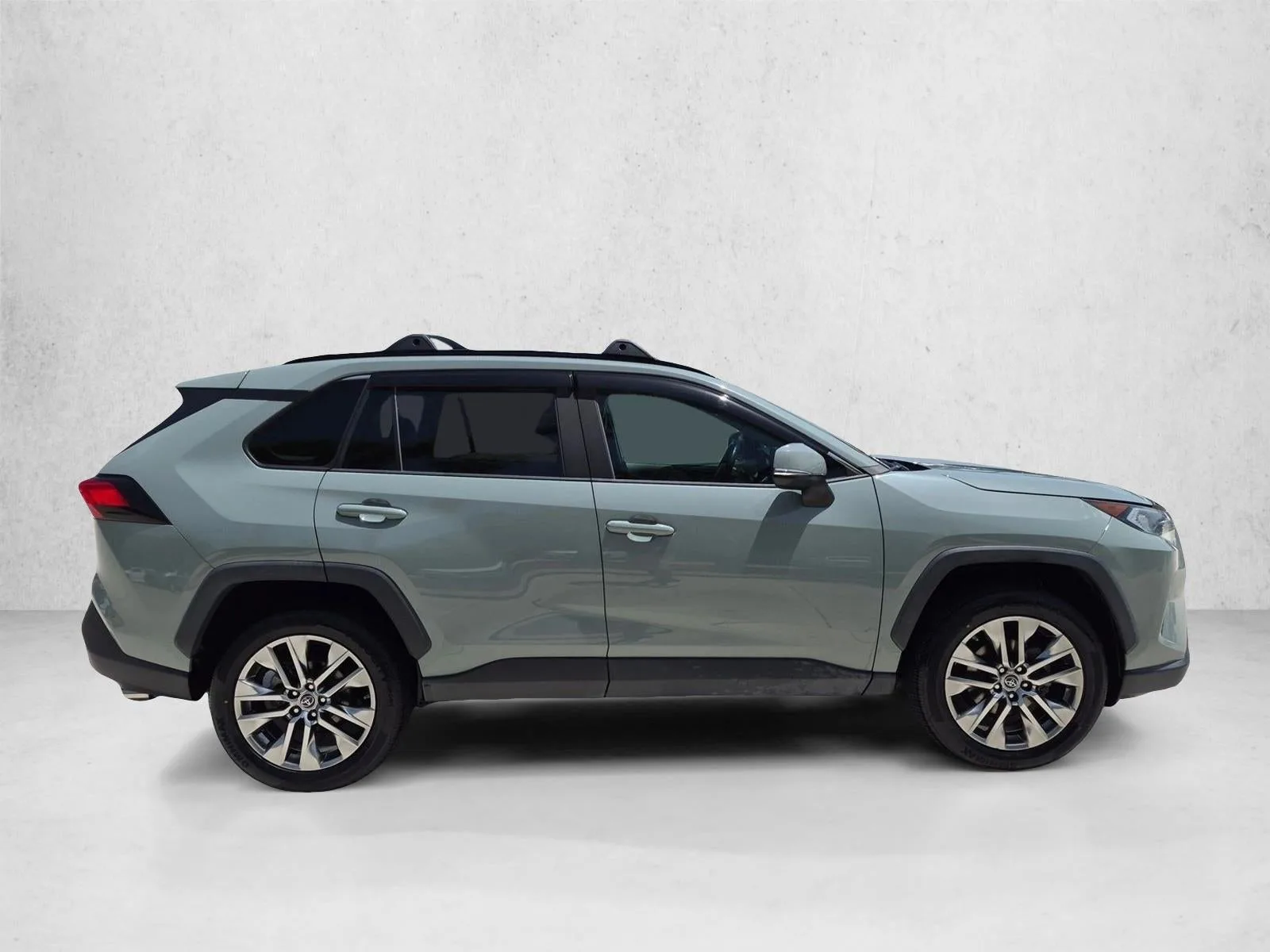 2019 Toyota RAV4 XLE Premium FWD (Natl) photo 4
