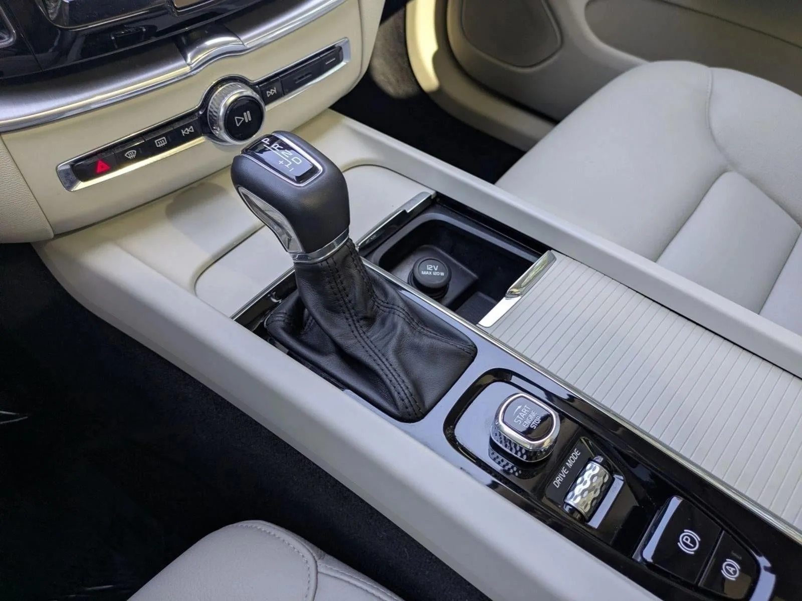 2019 Volvo XC60 T5 FWD Momentum photo 12