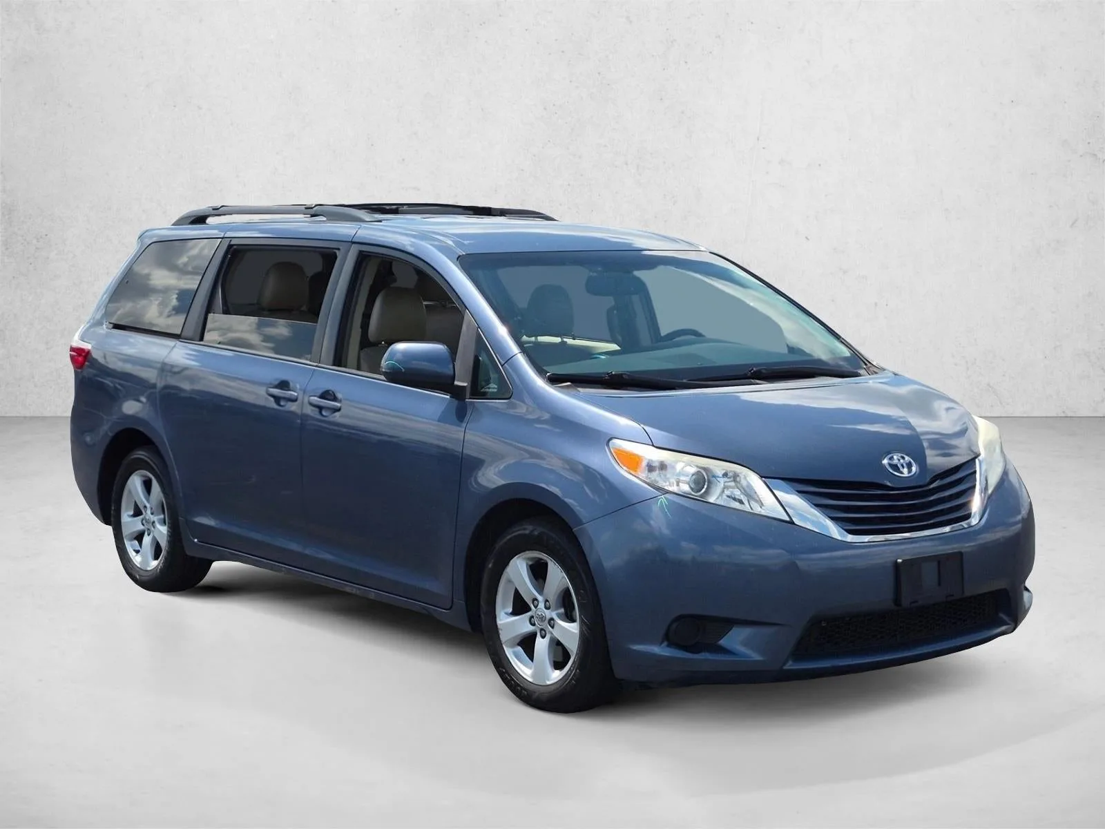2016 Toyota Sienna LE 8 Passenger photo 3