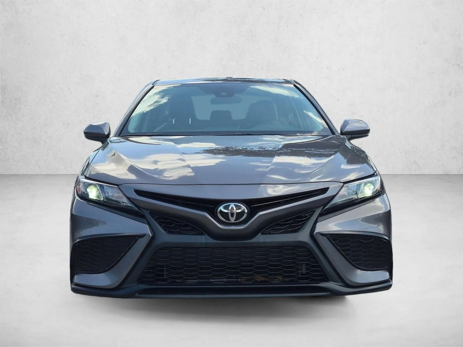 2021 Toyota Camry SE Auto (SE) photo 2