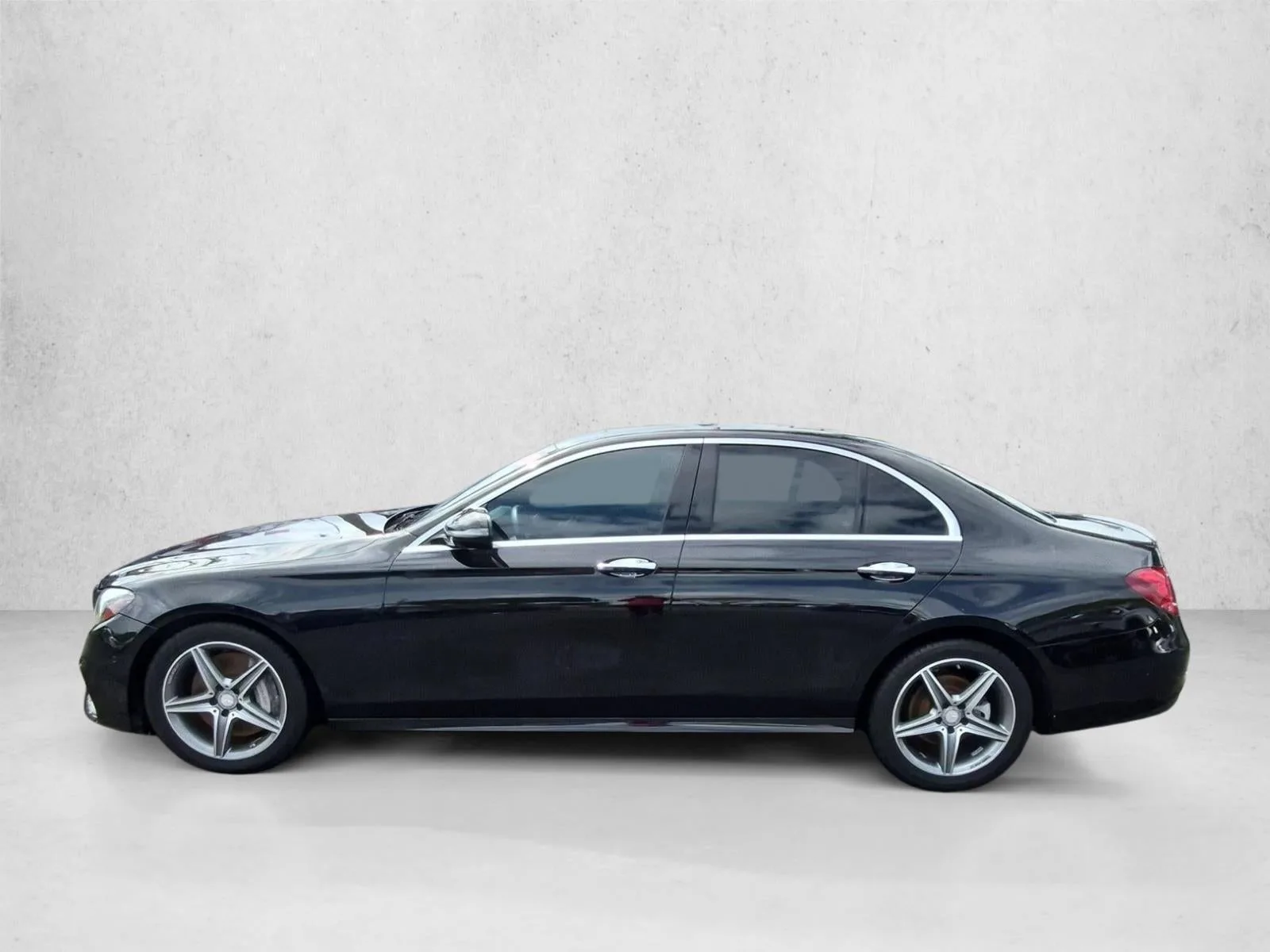 2017 Mercedes-Benz E 300 E 300 Luxury photo 9