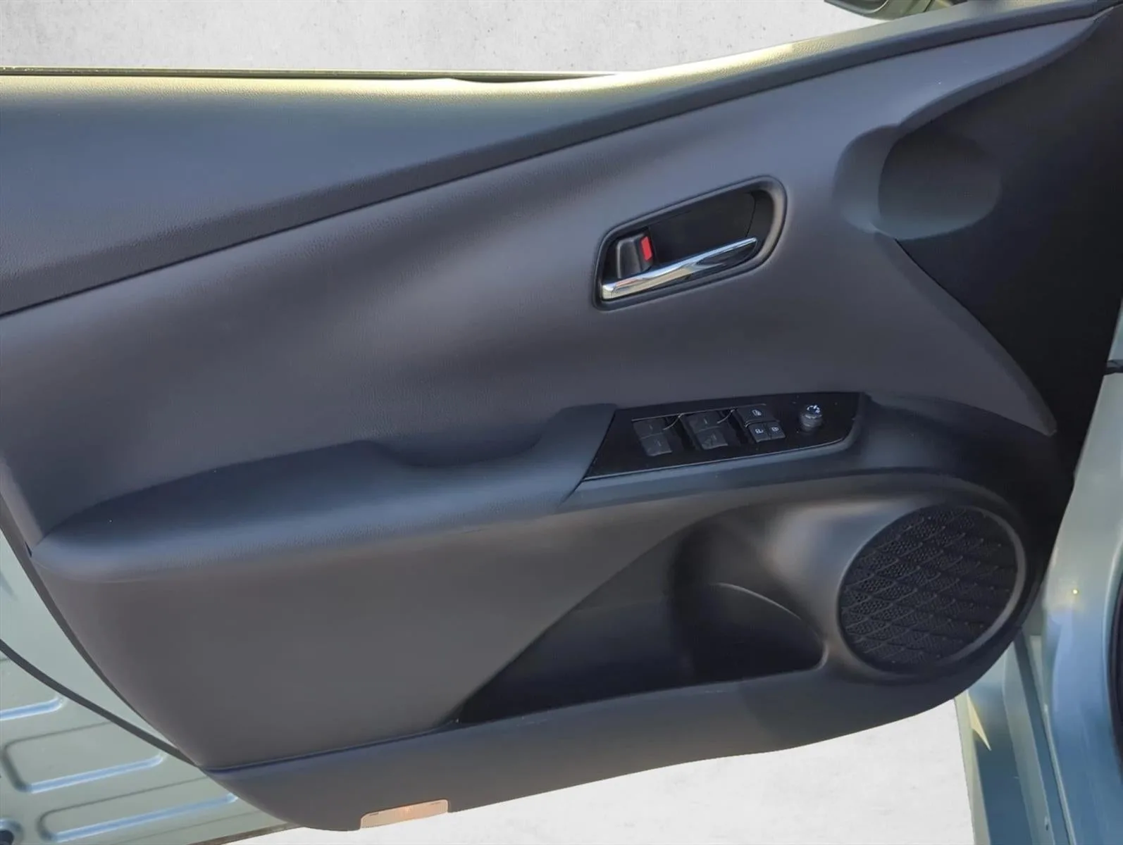 2020 Toyota Prius LE (Natl) photo 8