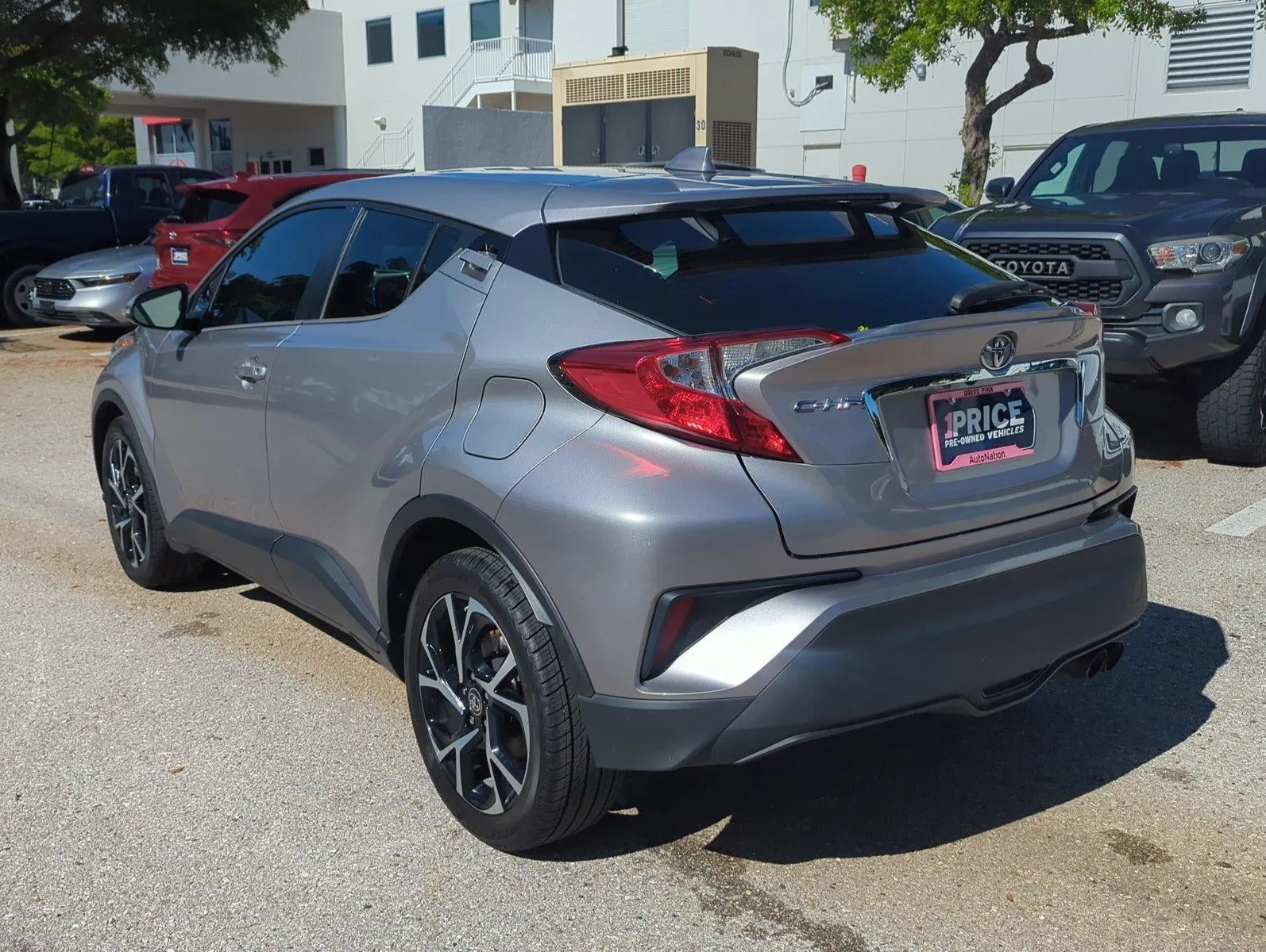 2020 Toyota C-HR XLE FWD (Natl) photo 7