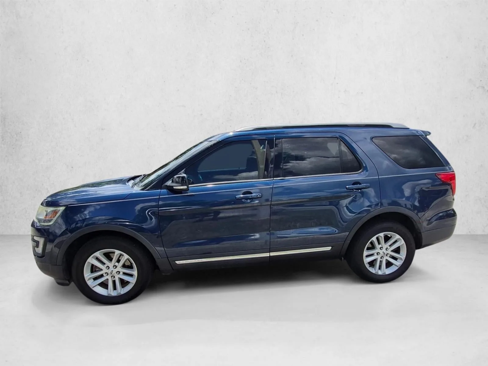 2017 Ford Explorer XLT FWD photo 8