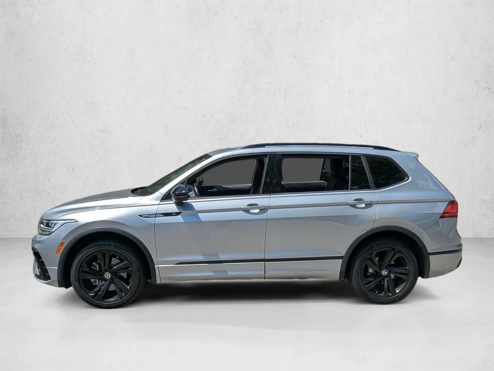 2023 Volkswagen Tiguan 2.0T SE R-Line Black FWD photo 5