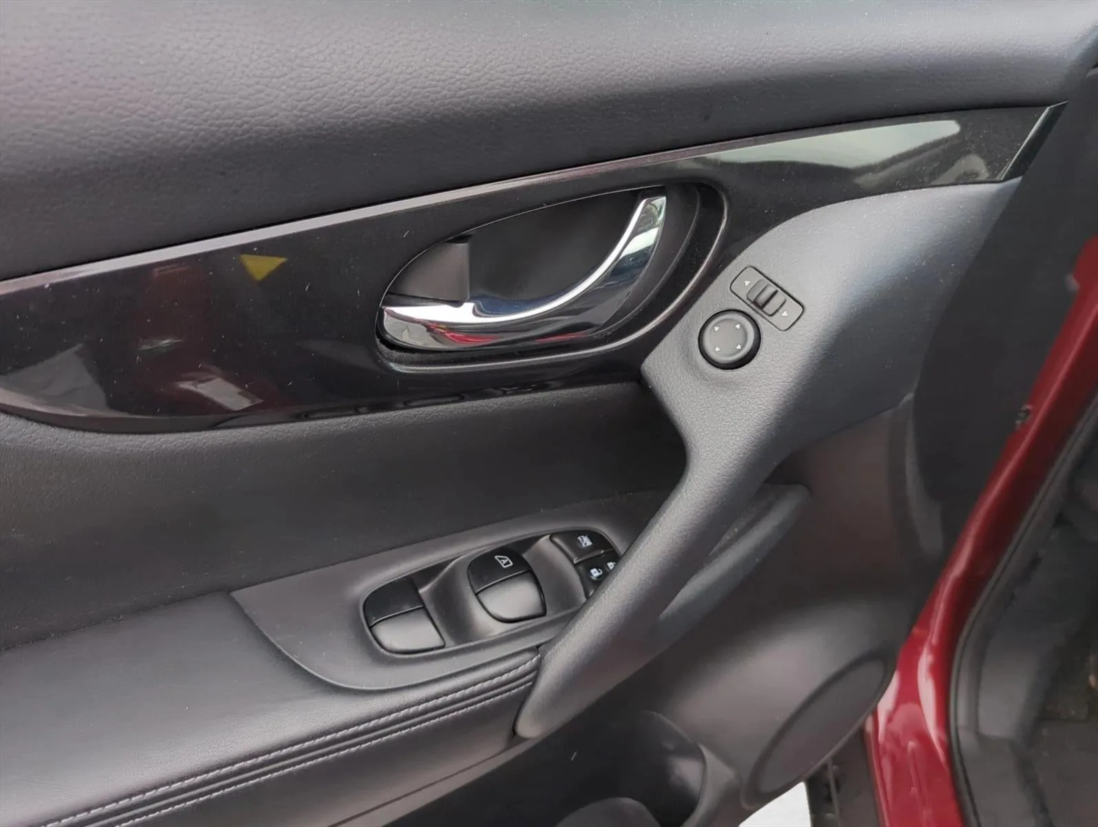 2018 Nissan Rogue FWD SV photo 10