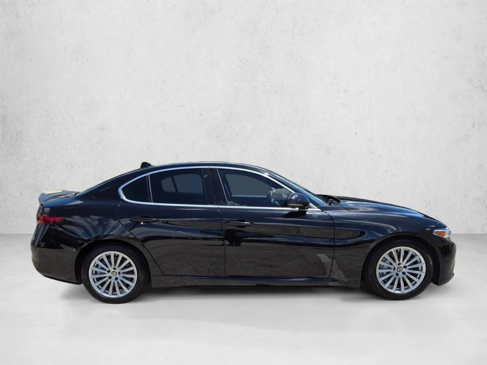 2021 Alfa Romeo Giulia RWD photo 4