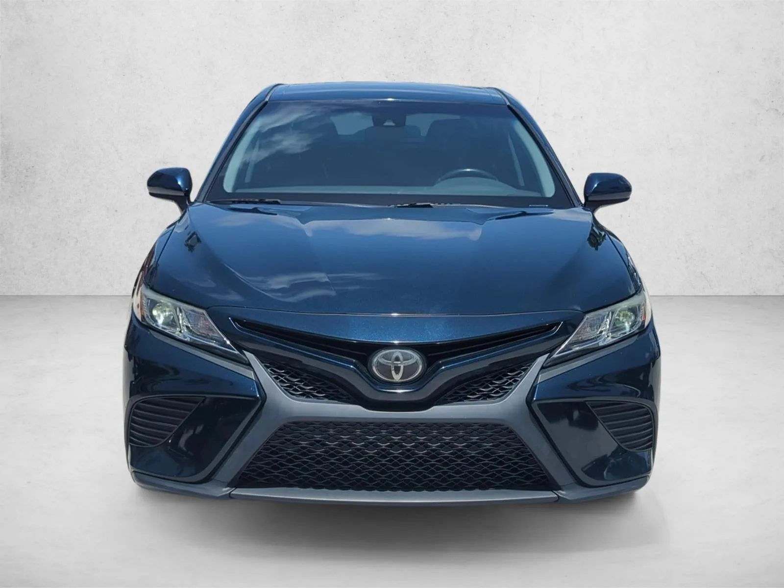2019 Toyota Camry SE Auto (SE) photo 2