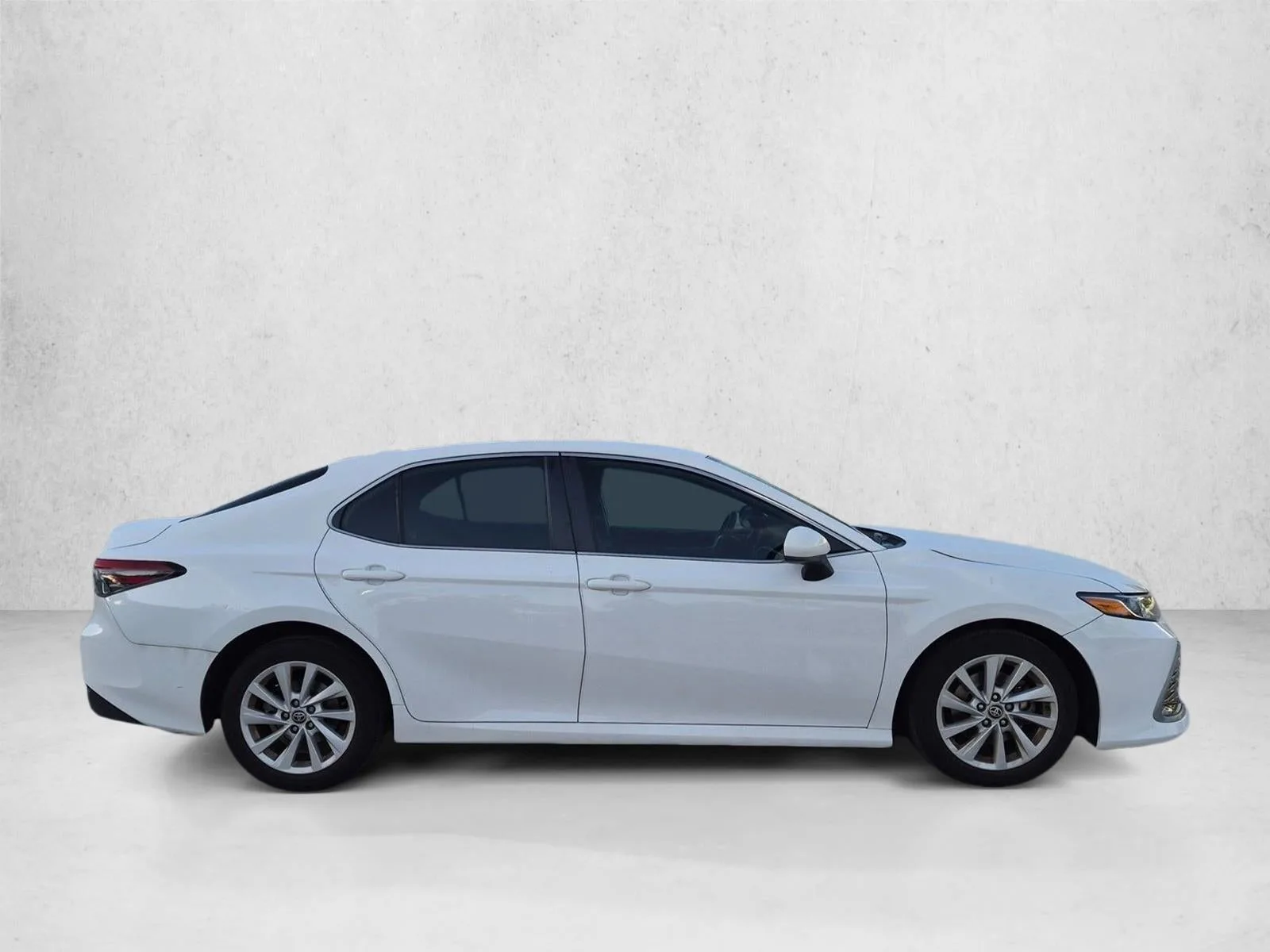 2022 Toyota Camry LE Auto (SE) photo 4