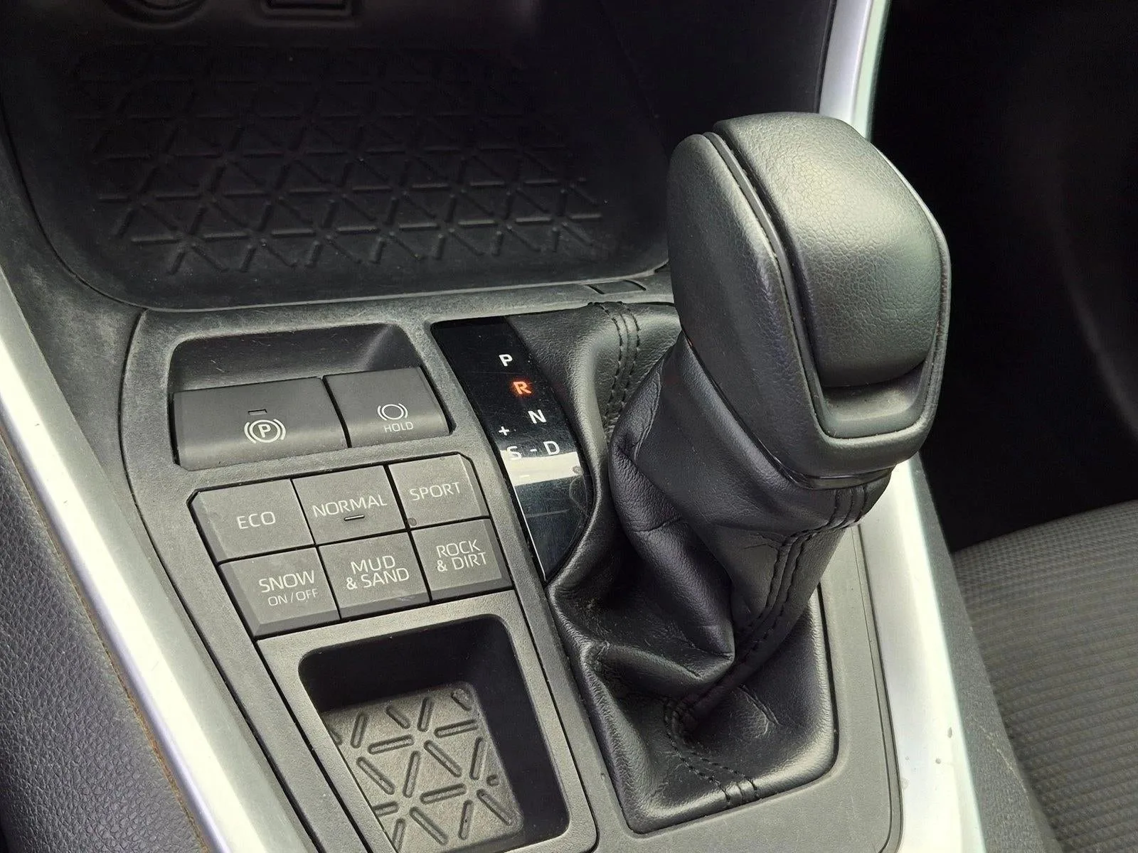 2020 Toyota RAV4 LE AWD (Natl) photo 11