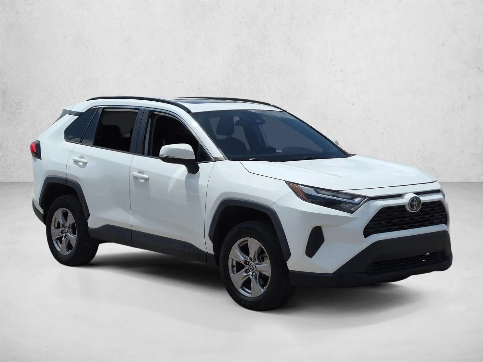 2023 Toyota RAV4 XLE photo 3