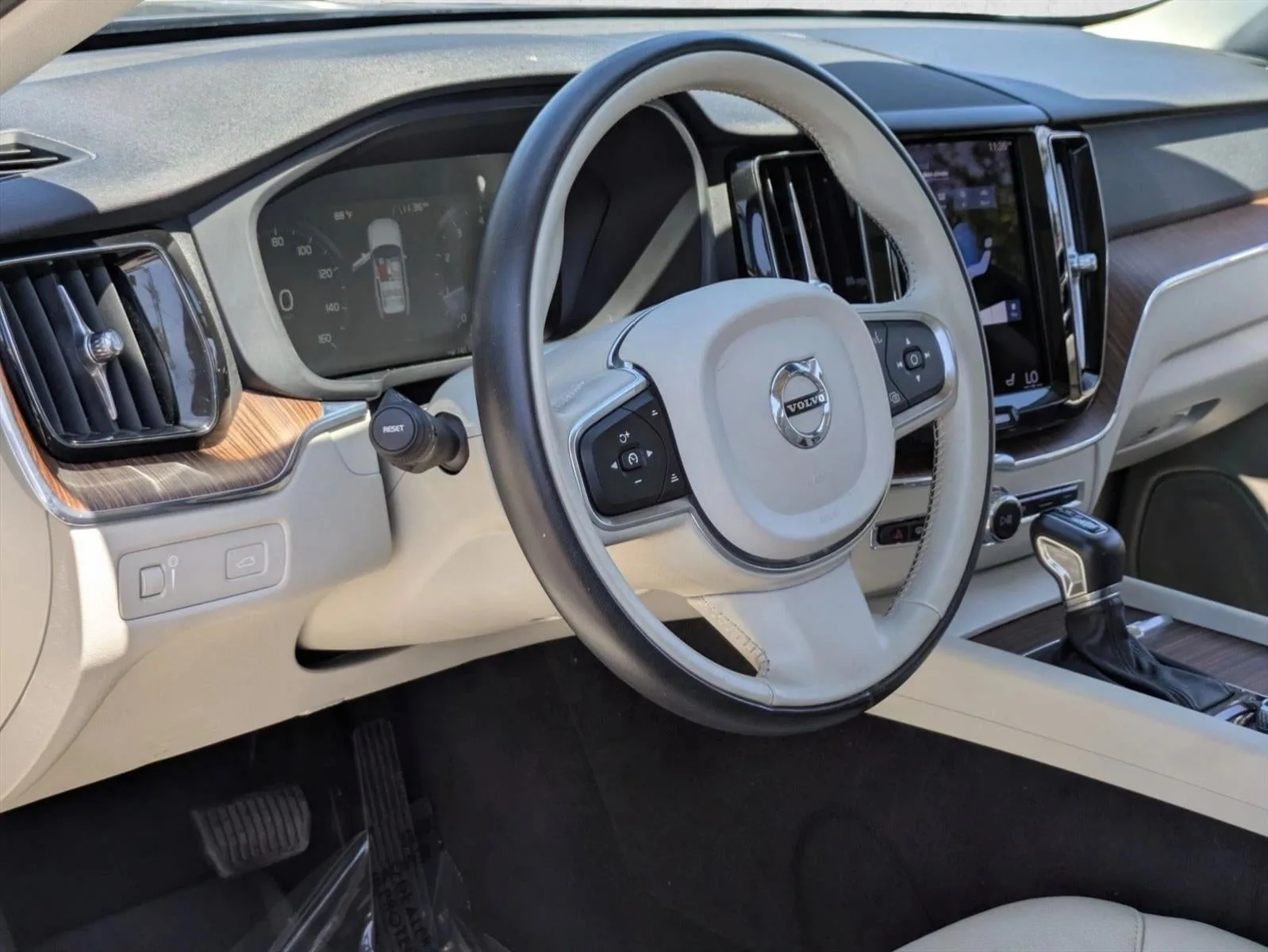 2021 Volvo XC60 T5 FWD Momentum photo 10