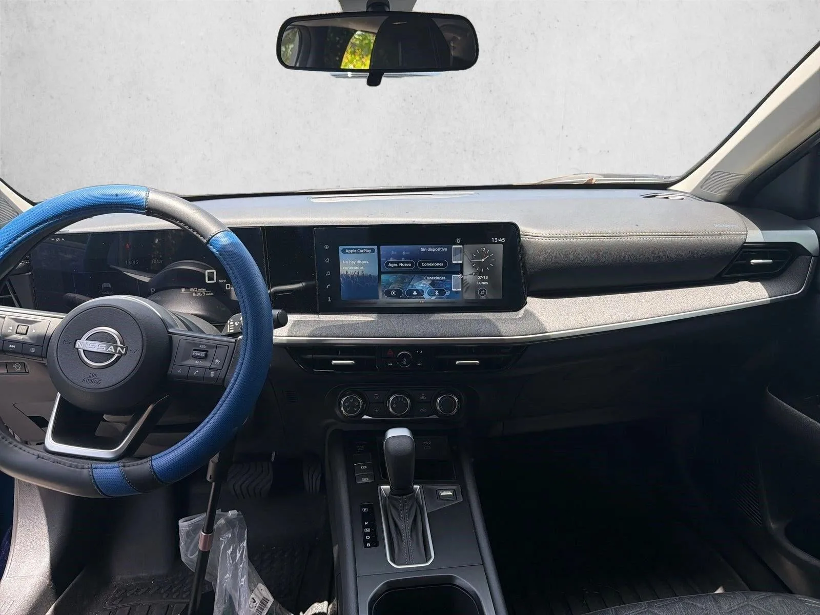 2025 Nissan Kicks SV FWD photo 9