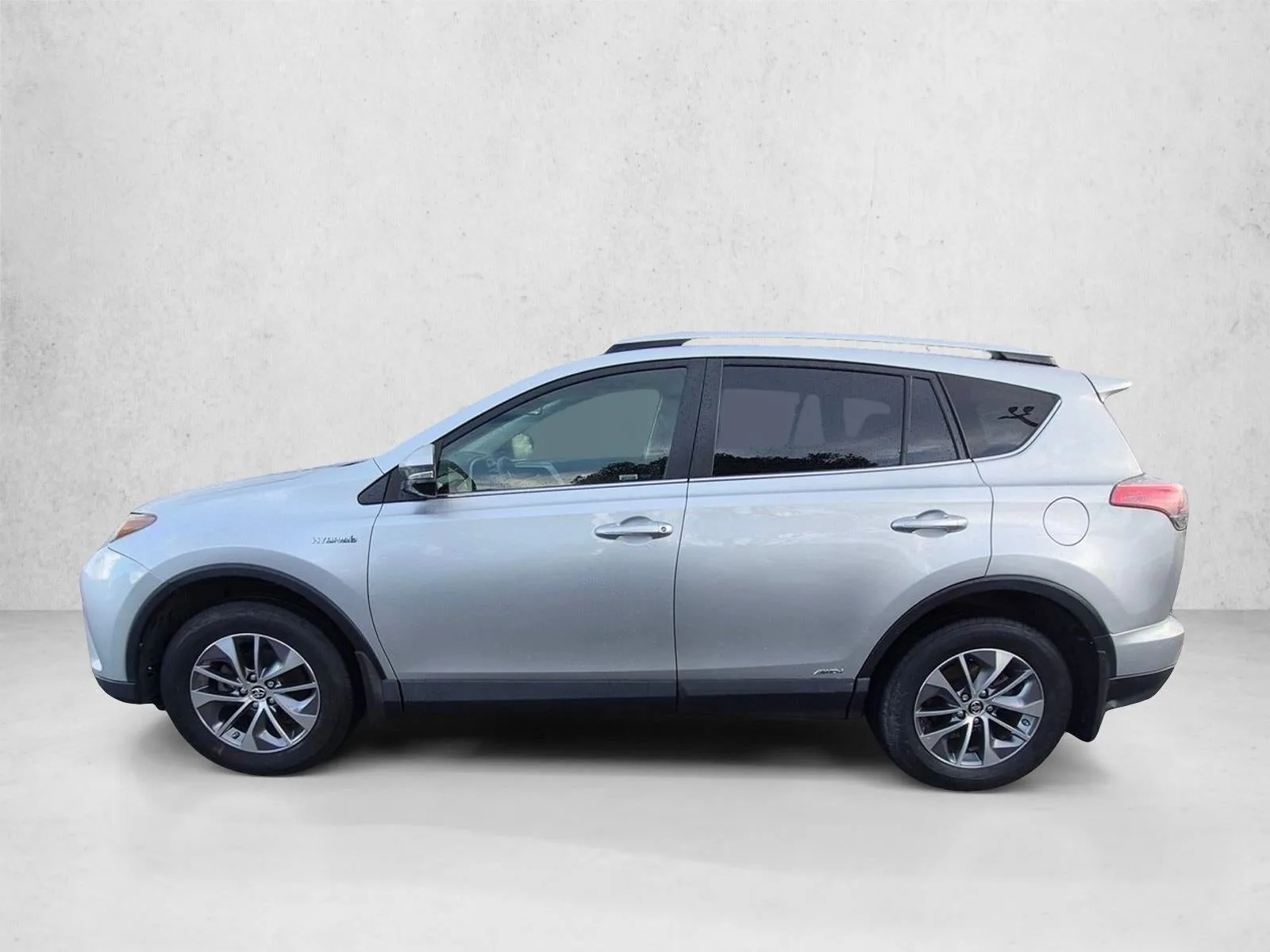 2016 Toyota RAV4 Hybrid XLE photo 9
