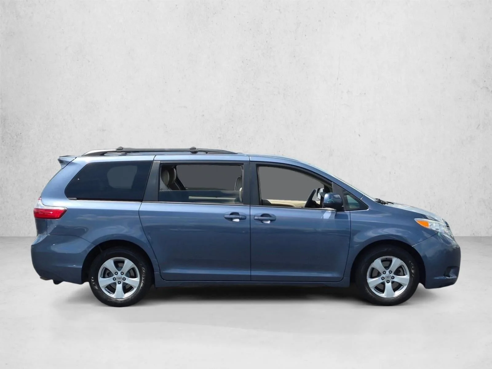2016 Toyota Sienna LE 8 Passenger photo 4