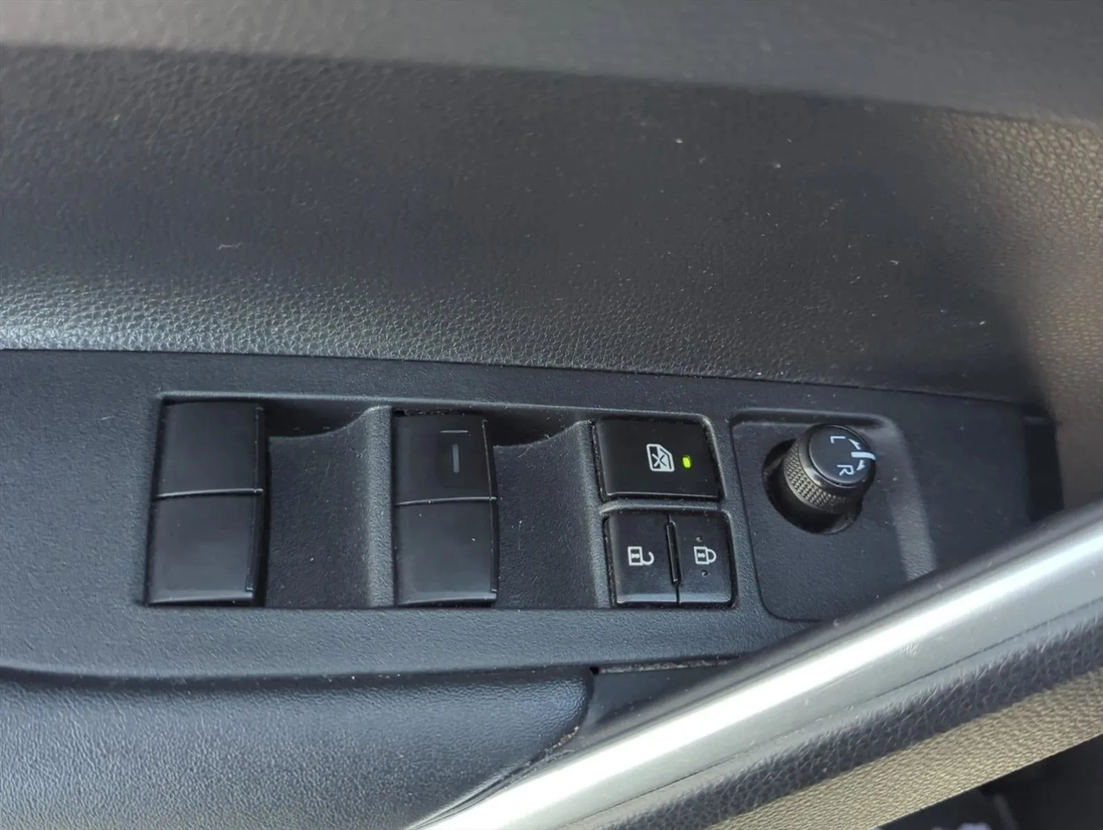 2023 Toyota Corolla Cross Hybrid SE 4WD (Natl) photo 8