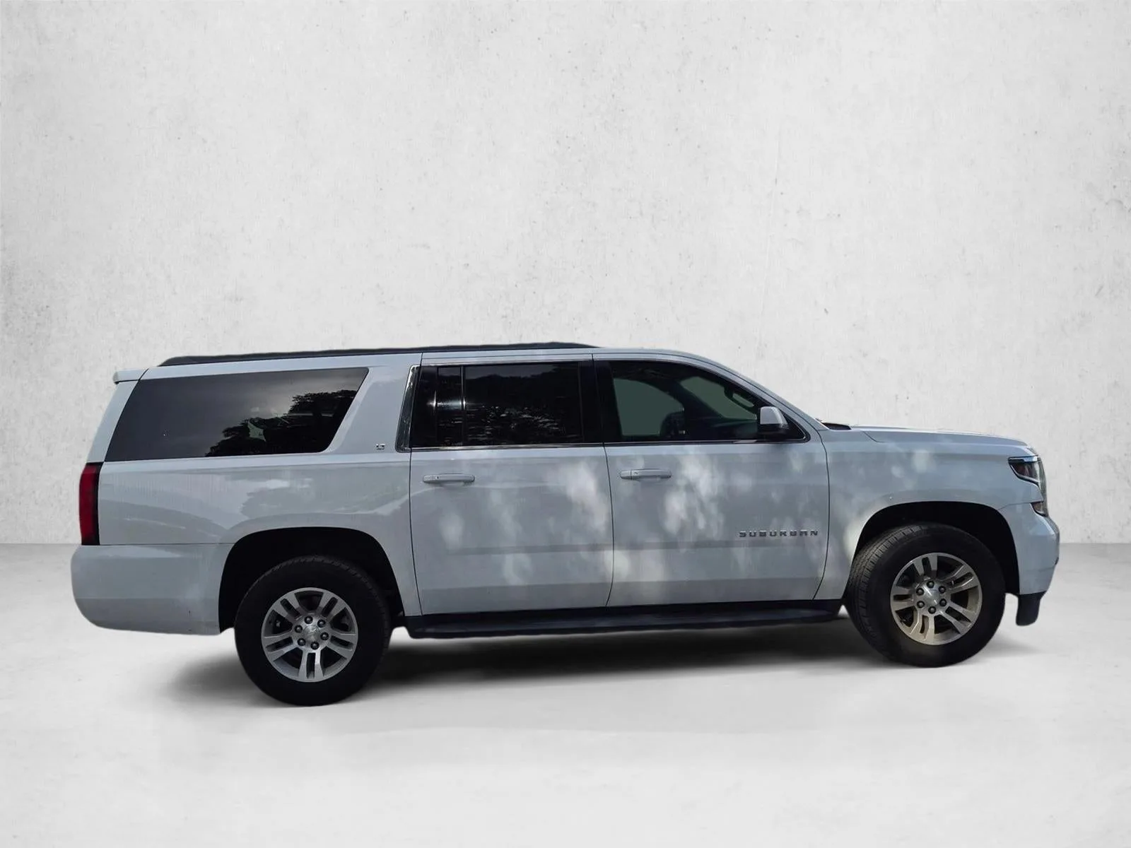 2017 Chevrolet Suburban LT photo 4