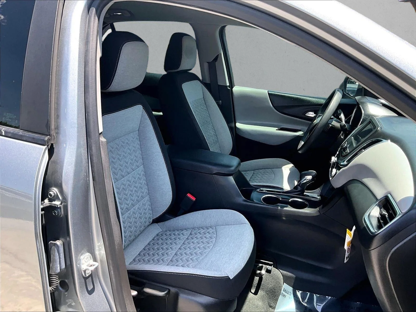 2023 Chevrolet Equinox LS photo 9