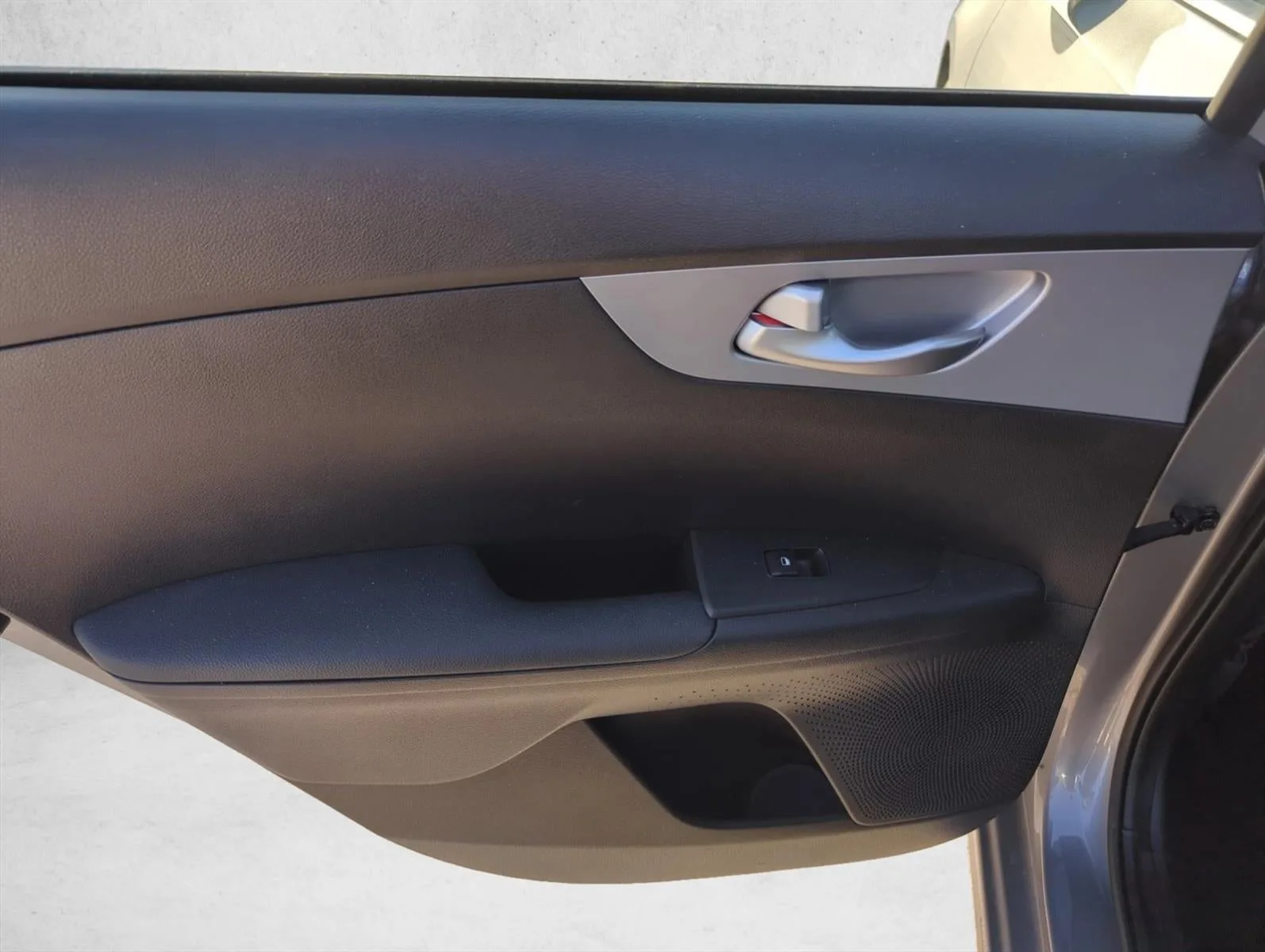 2023 Kia Forte LXS IVT photo 8